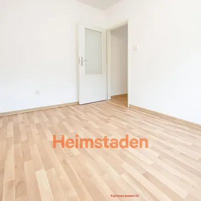 Cozinha; eletrodomésticos, chão de madeira, luz natural, estilo moderno