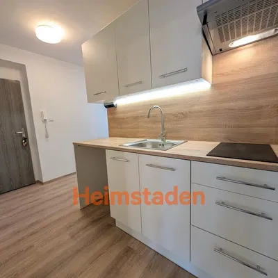 Sala de estar; chão de madeira, luz natural, estilo moderno