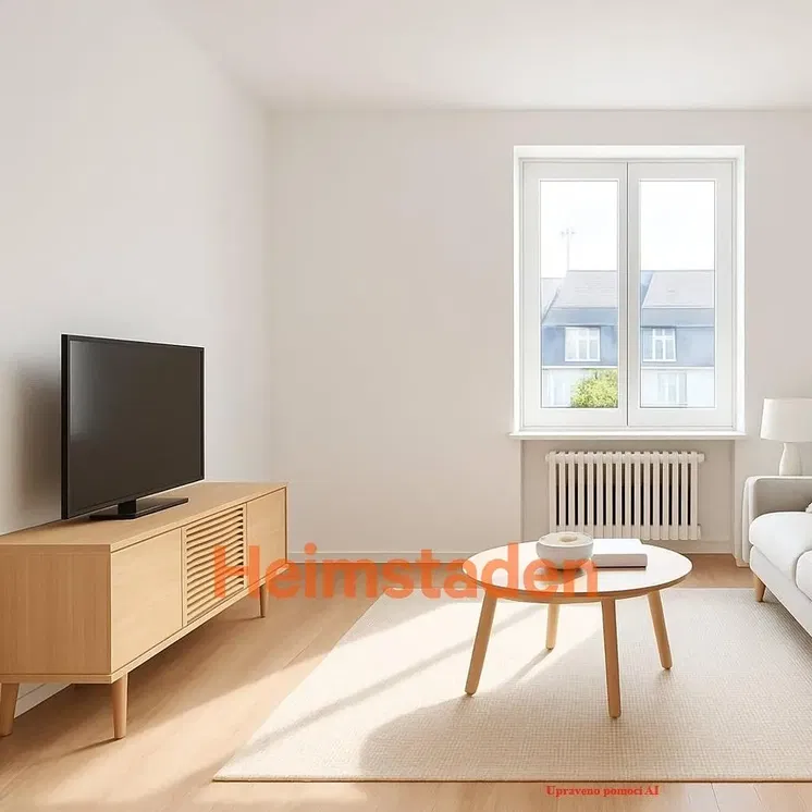 Kuchyňa; kuchynské spotrebiče, drevená podlaha, prirodzené svetlo, moderný štýl