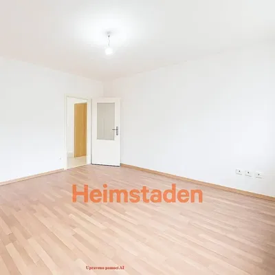 Kuchyňa; kuchynské spotrebiče, drevená podlaha, prirodzené svetlo, moderný štýl