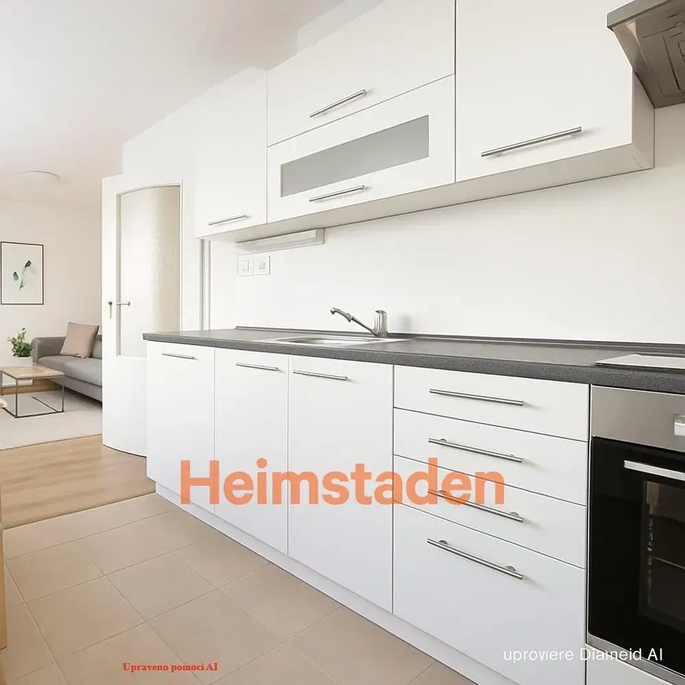 Kuchyňa; kuchynské spotrebiče, drevená podlaha, prirodzené svetlo, moderný štýl