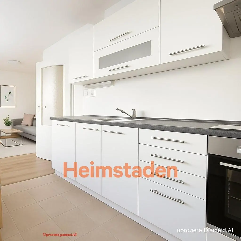 Kuchyňa; kuchynské spotrebiče, drevená podlaha, prirodzené svetlo, moderný štýl