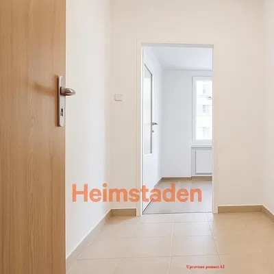 Kuchyňa; kuchynské spotrebiče, drevená podlaha, prirodzené svetlo, moderný štýl