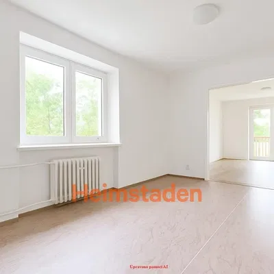 Kuchyňa; kuchynské spotrebiče, drevená podlaha, prirodzené svetlo, moderný štýl