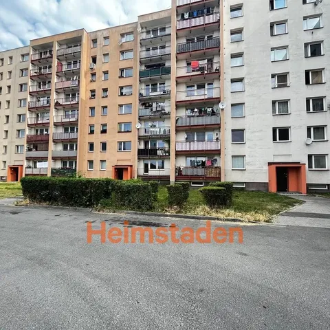 Κουζίνα; συσκευές κουζίνας, ξύλινο πάτωμα, φυσικό φως, μοντέρνο στυλ