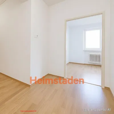 Kuchyňa; kuchynské spotrebiče, drevená podlaha, prirodzené svetlo, moderný štýl