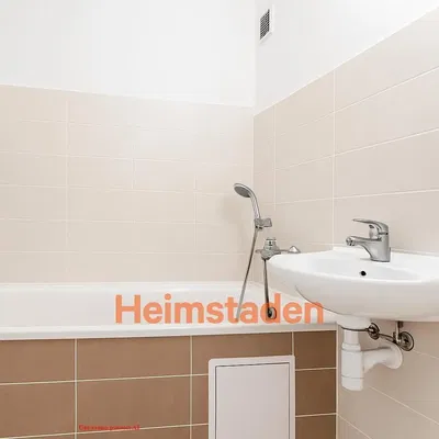 Кухня; кухненски уреди, дървен под, естествена светлина, модерен стил