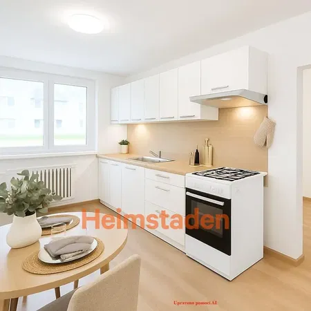 Soggiorno; pavimento in legno, luce naturale, stile moderno