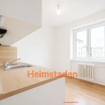 Cucina; elettrodomestici, pavimento in legno, luce naturale, stile moderno