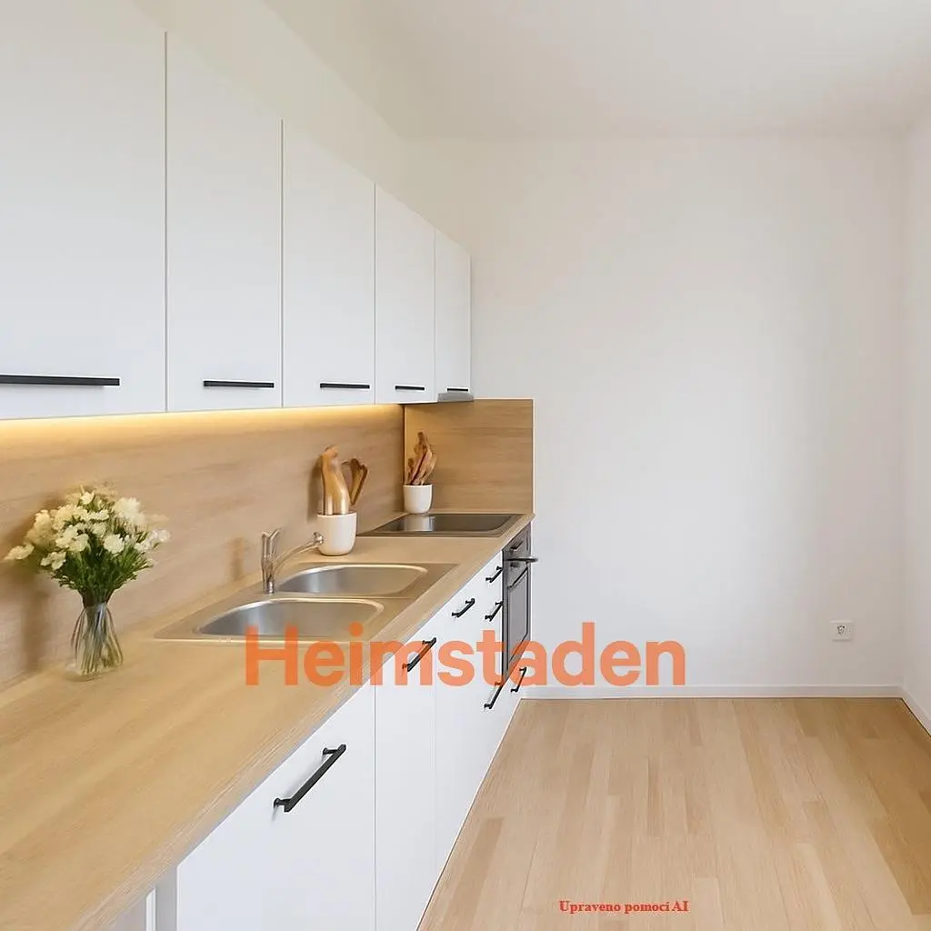 Cucina; elettrodomestici, pavimento in legno, luce naturale, stile moderno