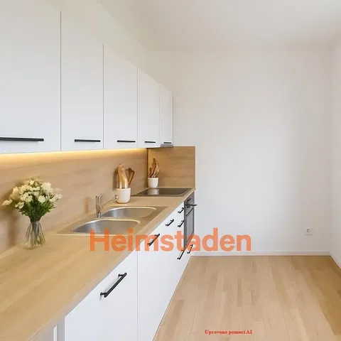 Кухня; кухненски уреди, дървен под, естествена светлина, модерен стил