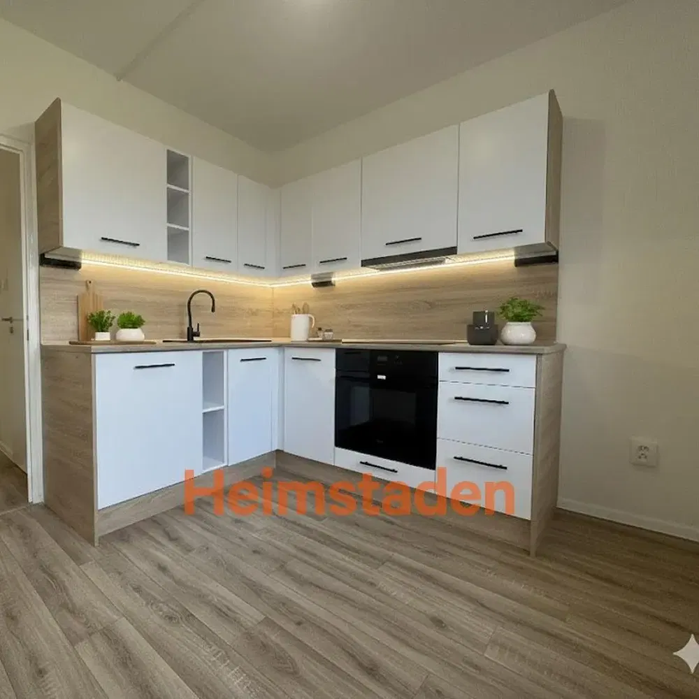 Cuisine; électroménager, parquet, lumière naturelle, style moderne