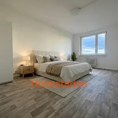 Cuisine; électroménager, parquet, lumière naturelle, style moderne