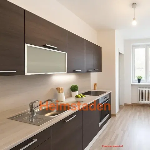 Keuken; keukenapparatuur, houten vloer, natuurlijk licht, moderne stijl