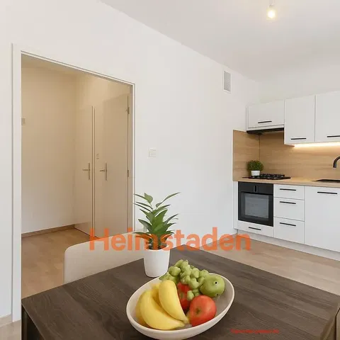 Keuken; keukenapparatuur, houten vloer, natuurlijk licht, moderne stijl