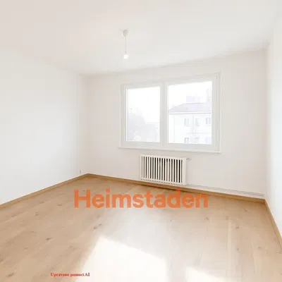 Cucina; elettrodomestici, pavimento in legno, luce naturale, stile moderno