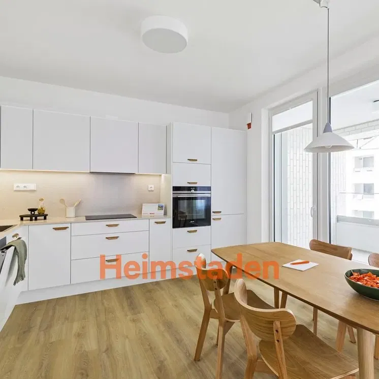 Kuchnia; sprzęt kuchenny, podłoga drewniana, światło dzienne, styl nowoczesny