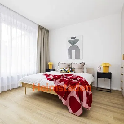 Kuchnia; sprzęt kuchenny, podłoga drewniana, światło dzienne, styl nowoczesny