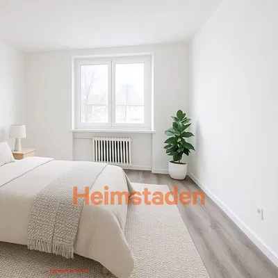 Kuhinja; kućanski aparati, drveni pod, prirodna svjetlost, moderan stil