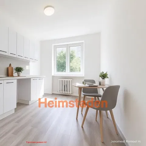 Obývačka; drevená podlaha, prirodzené svetlo, moderný štýl