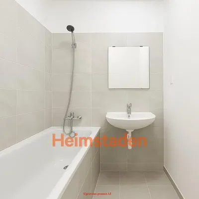 Kuchyňa; kuchynské spotrebiče, drevená podlaha, prirodzené svetlo, moderný štýl