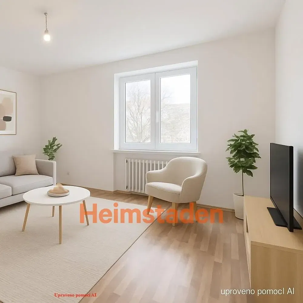 Kuchyňa; kuchynské spotrebiče, drevená podlaha, prirodzené svetlo, moderný štýl