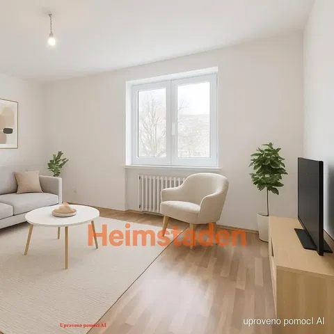 Kuchyňa; kuchynské spotrebiče, drevená podlaha, prirodzené svetlo, moderný štýl