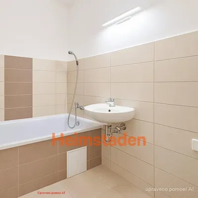 Kuchyňa; kuchynské spotrebiče, drevená podlaha, prirodzené svetlo, moderný štýl