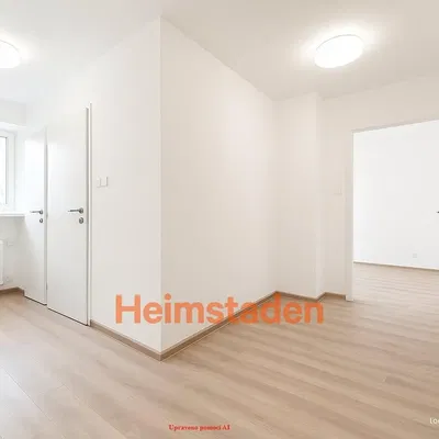 Obývačka; drevená podlaha, prirodzené svetlo, moderný štýl