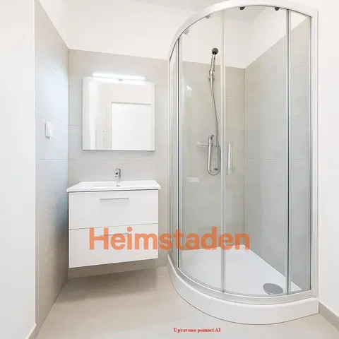 Kuchyňa; kuchynské spotrebiče, drevená podlaha, prirodzené svetlo, moderný štýl