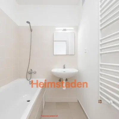 Kuchyňa; kuchynské spotrebiče, drevená podlaha, prirodzené svetlo, moderný štýl