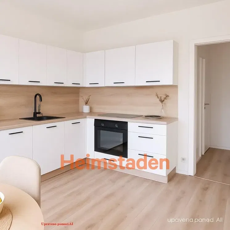 Kuchyňa; kuchynské spotrebiče, drevená podlaha, prirodzené svetlo, moderný štýl