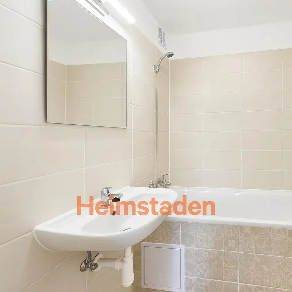 Kuchyňa; kuchynské spotrebiče, drevená podlaha, prirodzené svetlo, moderný štýl