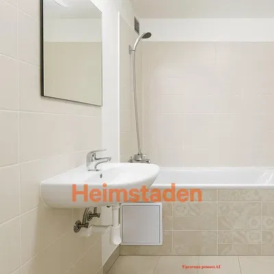 Kuchyňa; kuchynské spotrebiče, drevená podlaha, prirodzené svetlo, moderný štýl