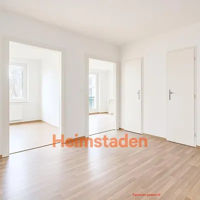 Kuchyňa; kuchynské spotrebiče, drevená podlaha, prirodzené svetlo, moderný štýl