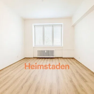 Kuhinja; kuhinjski aparati, drveni pod, prirodno svjetlo, moderni stil