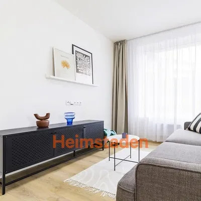 Кухня; кухненски уреди, дървен под, естествена светлина, модерен стил