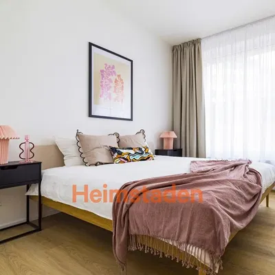 Кухня; кухненски уреди, дървен под, естествена светлина, модерен стил