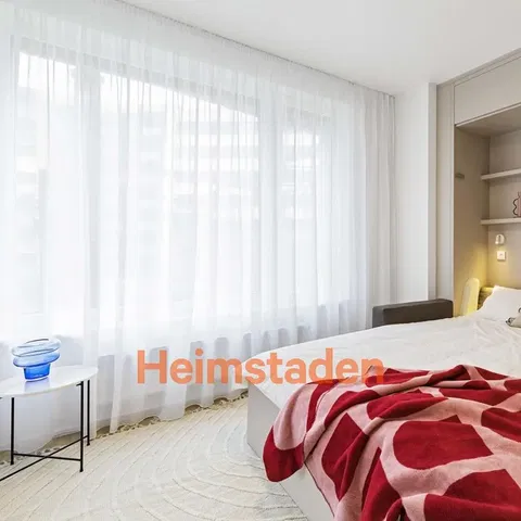 Кухня; кухненски уреди, дървен под, естествена светлина, модерен стил