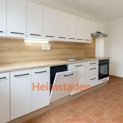 Kuchyňa; kuchynské spotrebiče, drevená podlaha, prirodzené svetlo, moderný štýl