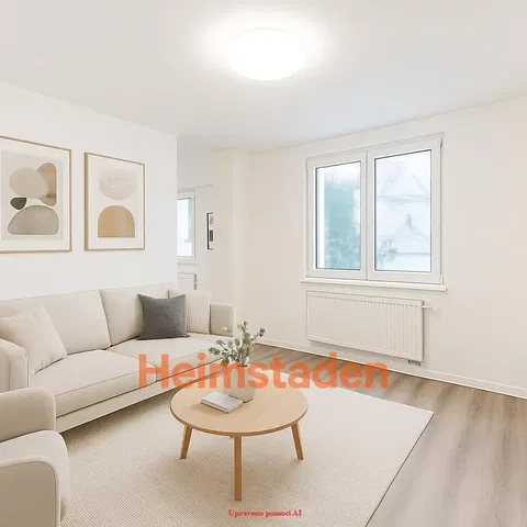 Kuchyňa; kuchynské spotrebiče, drevená podlaha, prirodzené svetlo, moderný štýl