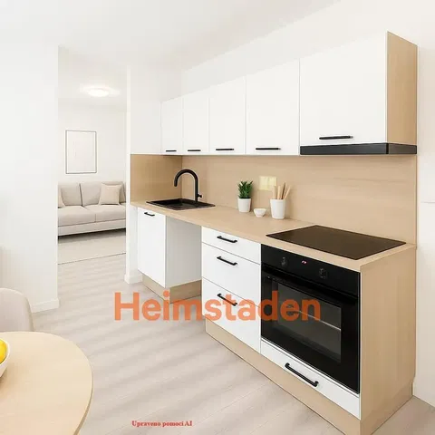 Kuchyňa; kuchynské spotrebiče, drevená podlaha, prirodzené svetlo, moderný štýl