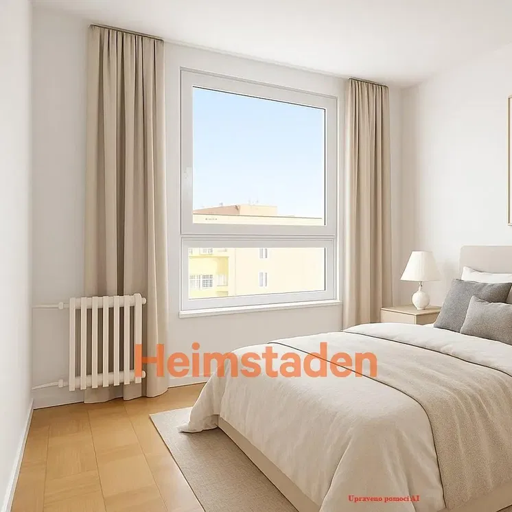 Kuchyňa; kuchynské spotrebiče, drevená podlaha, prirodzené svetlo, moderný štýl