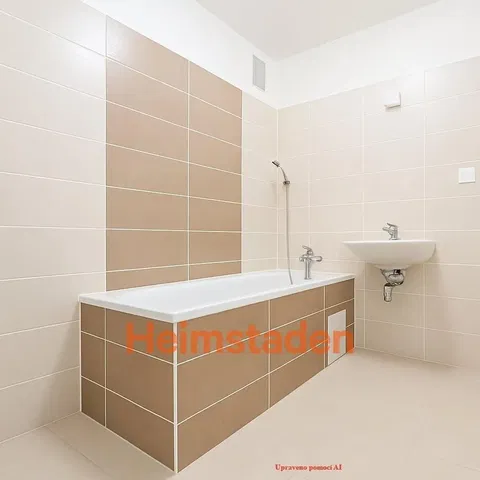 Kuchyňa; kuchynské spotrebiče, drevená podlaha, prirodzené svetlo, moderný štýl