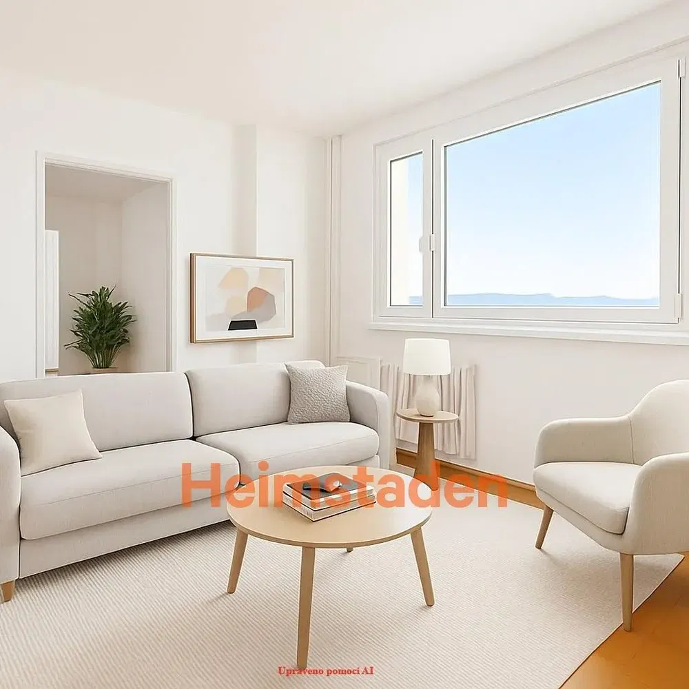 Kuchyňa; kuchynské spotrebiče, drevená podlaha, prirodzené svetlo, moderný štýl