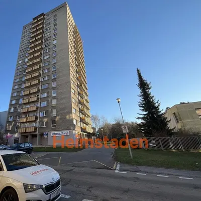 Kuchyňa; kuchynské spotrebiče, drevená podlaha, prirodzené svetlo, moderný štýl