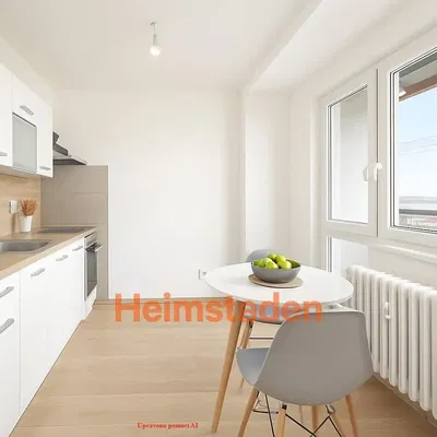 Kuchyňa; kuchynské spotrebiče, drevená podlaha, prirodzené svetlo, moderný štýl