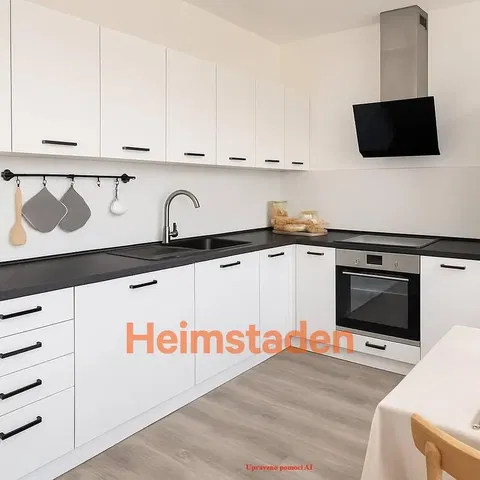 Kuchyňa; kuchynské spotrebiče, drevená podlaha, prirodzené svetlo, moderný štýl