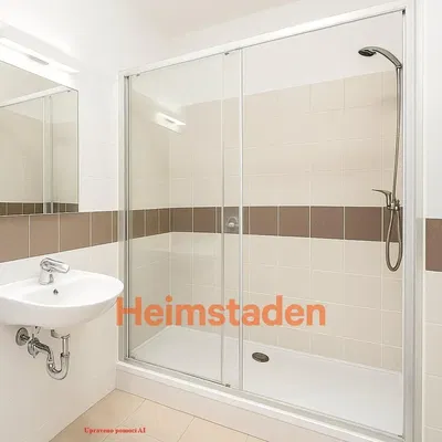 Kuchyňa; kuchynské spotrebiče, drevená podlaha, prirodzené svetlo, moderný štýl