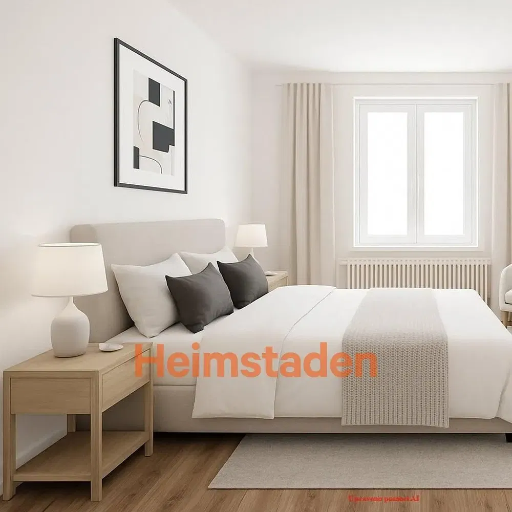 Kuchyňa; kuchynské spotrebiče, drevená podlaha, prirodzené svetlo, moderný štýl